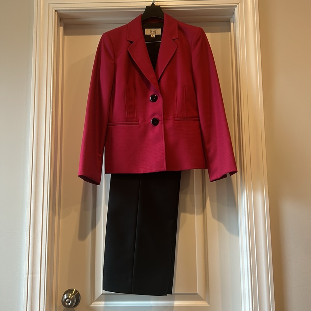 Le Suit 6P Fuchsia Pink Jacket and Black Pant Suit. Like new condition.